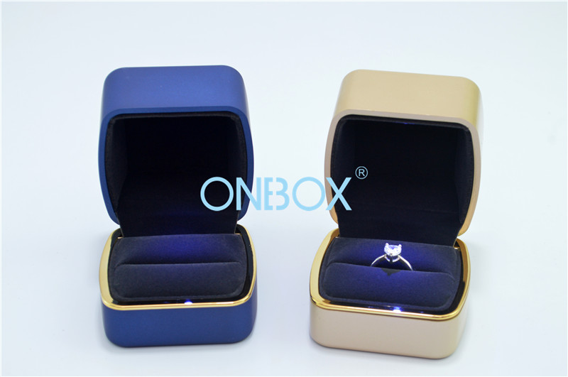 High Gloss Painting Ring Packaging Boxes With Shimmery Powder LED Light 