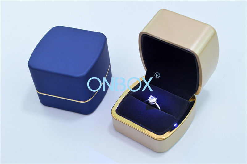 High Gloss Painting Ring Packaging Boxes With Shimmery Powder LED Light Decor